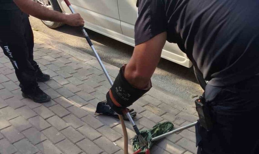 İnegöl'de minibüsün motoruna giren yılan için itfaiye ekipleri seferber oldu