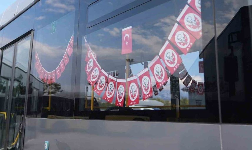 Düzce'de otobüste bayram coşkusu: Cumhuriyetin 103. yılına özel sürpriz