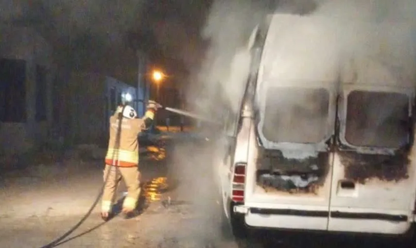 Kumlu'da park halindeki minibüs yanarak kullanılmaz hale geldi