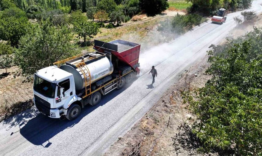 Manisa'da 27 yıl sonra asfaltla buluşan yol, vatandaşları sevindirdi