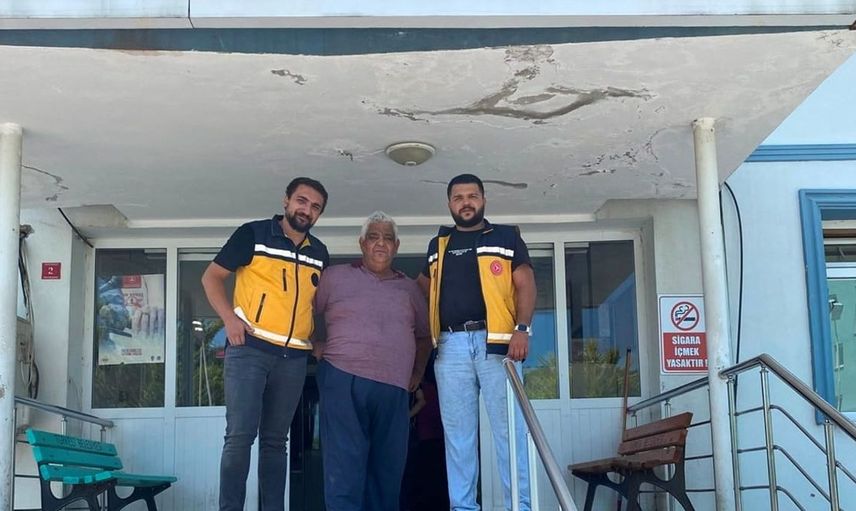 Ambulansta unutulan cüzdan, sahibiyle buluştu