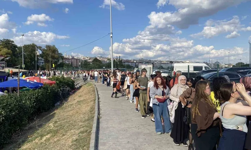 Yenikapı'da ateez konseri öncesi yoğun kalabalık ve trafik oluştu