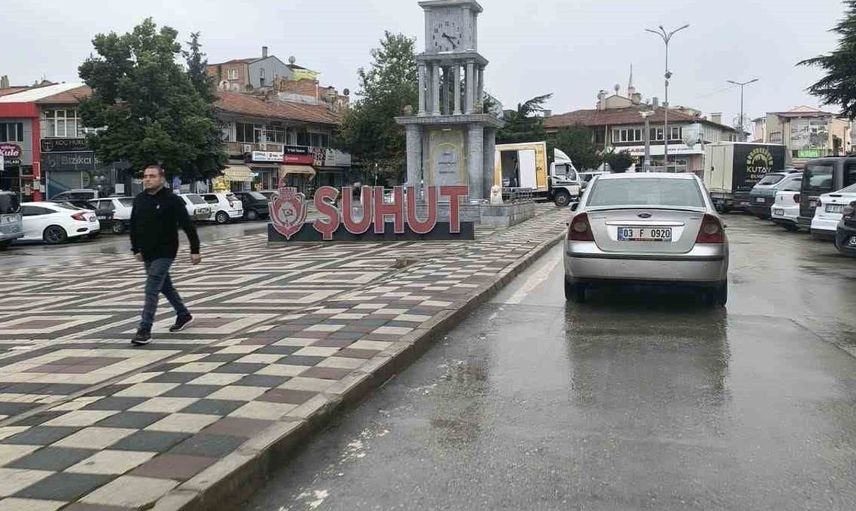 Şuhut’ta sağanak yağış tarım alanlarını sevindirdi