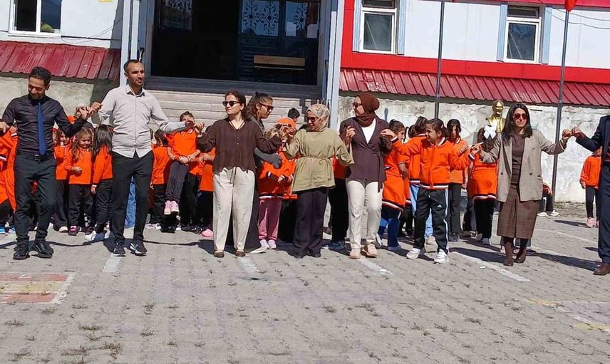 Posof'ta ilköğretim haftası davul zurnayla kutlandı
