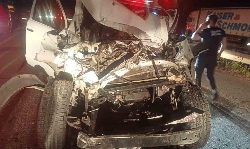 Hopa'da kamyonet tıra arkadan çarptı: 29 yaşındaki sürücü hayatını kaybetti