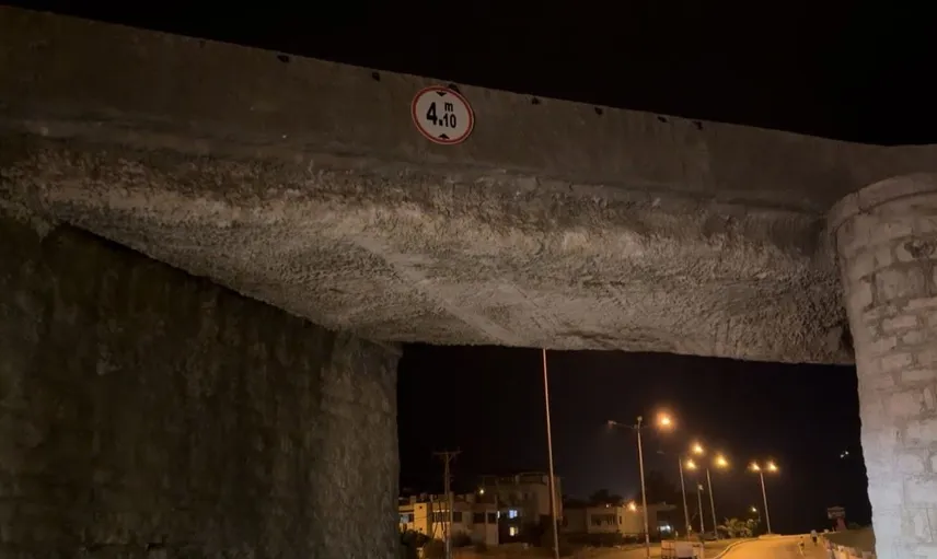 Osmaniye'de taş kırma makinesi yüklü tır köprü altında sıkıştı