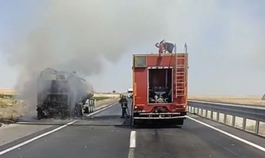 Mardin'de seyir halindeki tanker alev aldı