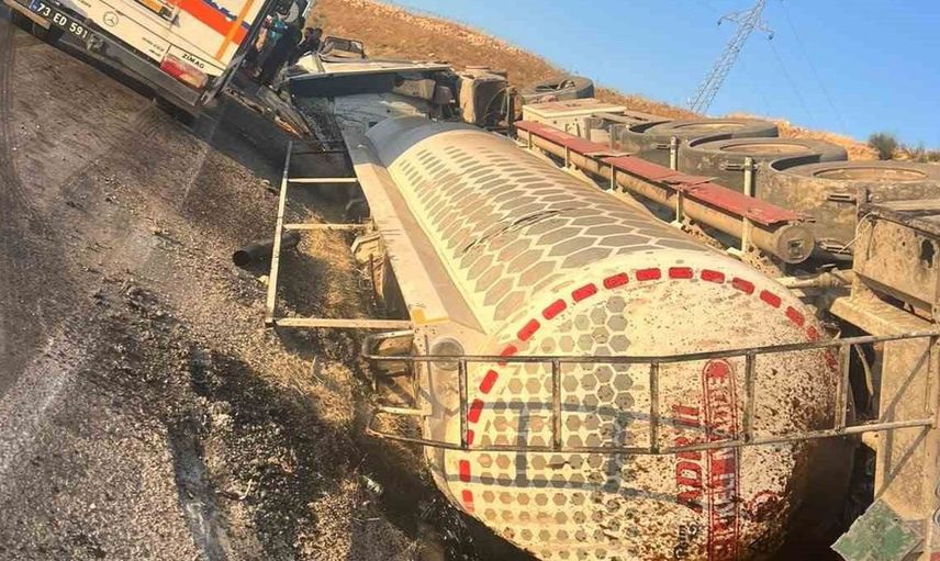 Şırnak'ta tır devrildi, sürücü yaralandı
