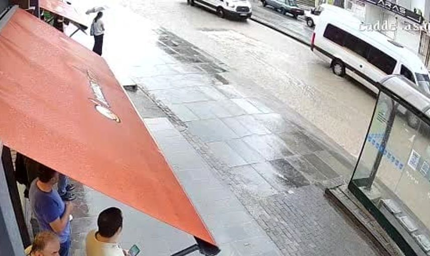 Sağanak yağış sonrası çöken yola düşen araç güvenlik kamerasında görüntülendi