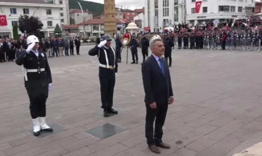 Yozgat'ta zafer bayramında komandoların zeybek gösterisi büyük ilgi gördü