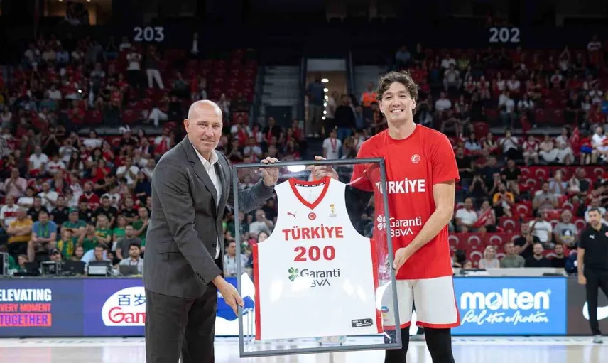 Cedi Osman'ın 200. maçı özel bir kutlama ile taçlandı