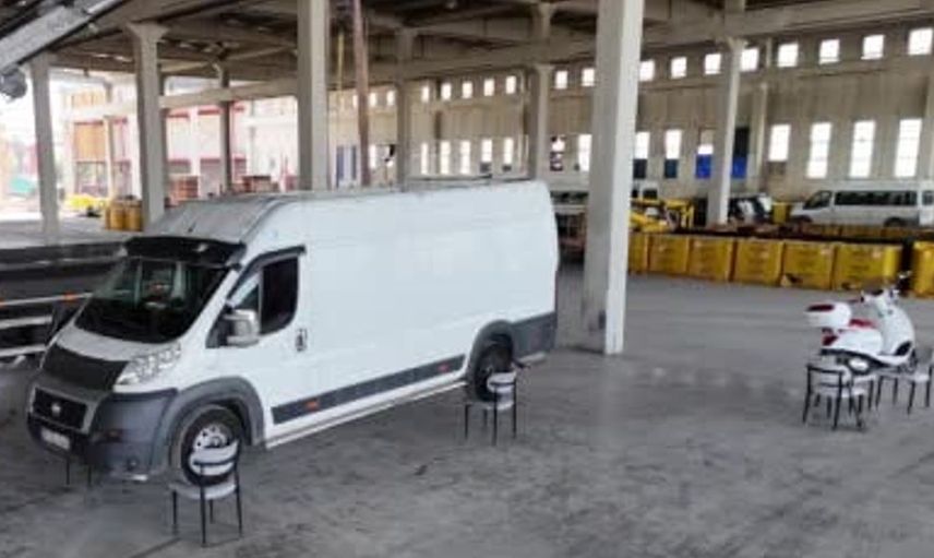 Ankara'da mobilyacı, sandalyenin sağlamlığını 2,5 tonluk minibüsle test etti