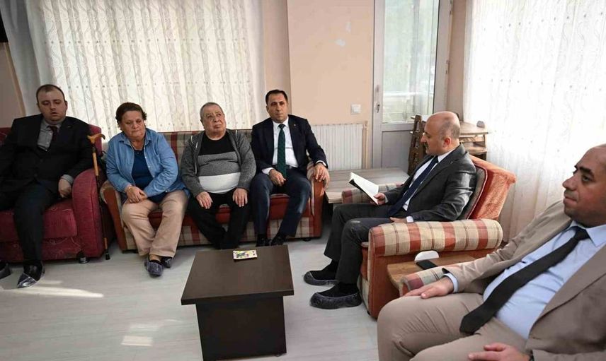 Aydın valisi görme engellilerle buluşarak okuma etkinliğine katıldı