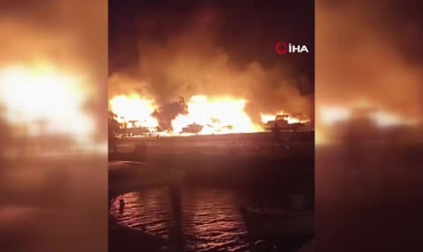 Antalya'da çıkan yangın, balıkçı barınağındaki 20 tekneyi küle çevirdi