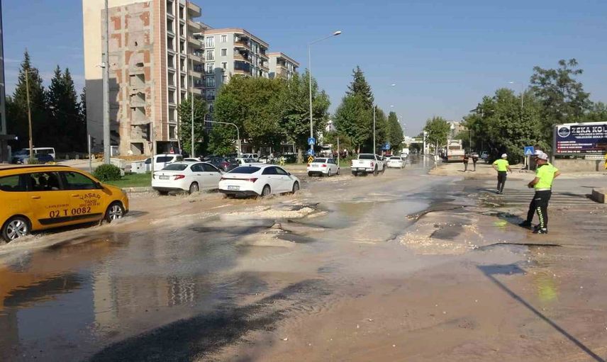 Adıyaman'da ana su hattı patladı: Yolda büyük hasar ve trafik aksaması