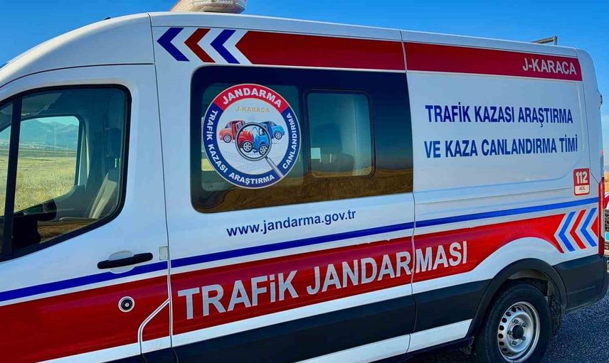 Afyonkarahisar'da iki otomobil çarpıştı: 4 kişi yaşamını yitirdi