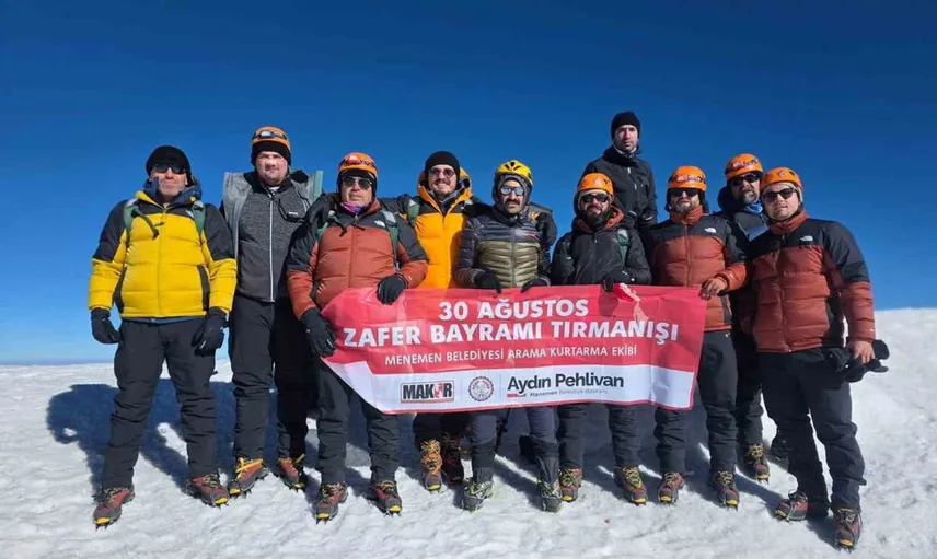 Menemen arama kurtarma ekibi, zafer bayramını Ağrı Dağı'nın zirvesinde kutladı