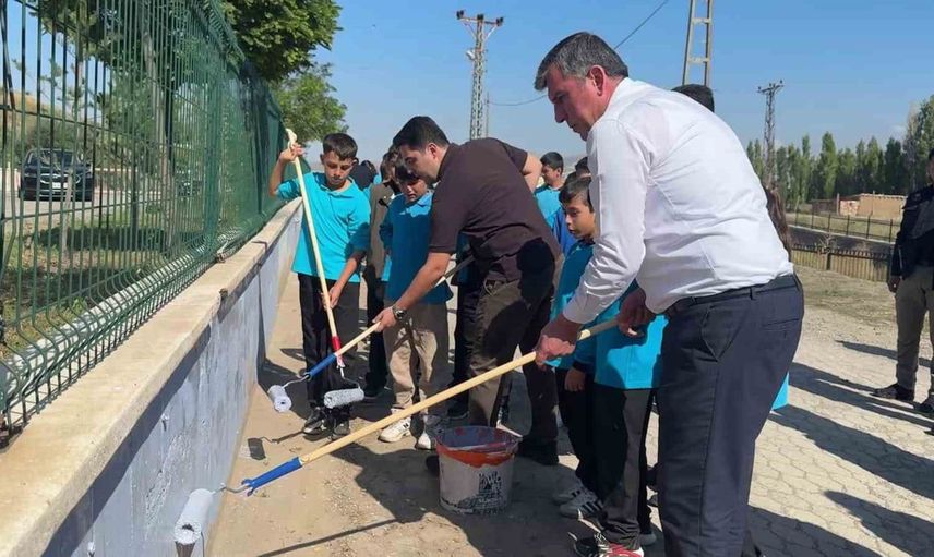 Eğitim-öğretim yılına başlangıçta çevre bilinci: Altınyayla'da okul tadilatı yapıldı