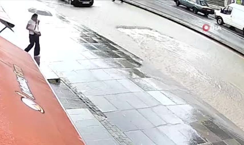Mamak'ta sağanak yağış sonrası çökme meydana geldi