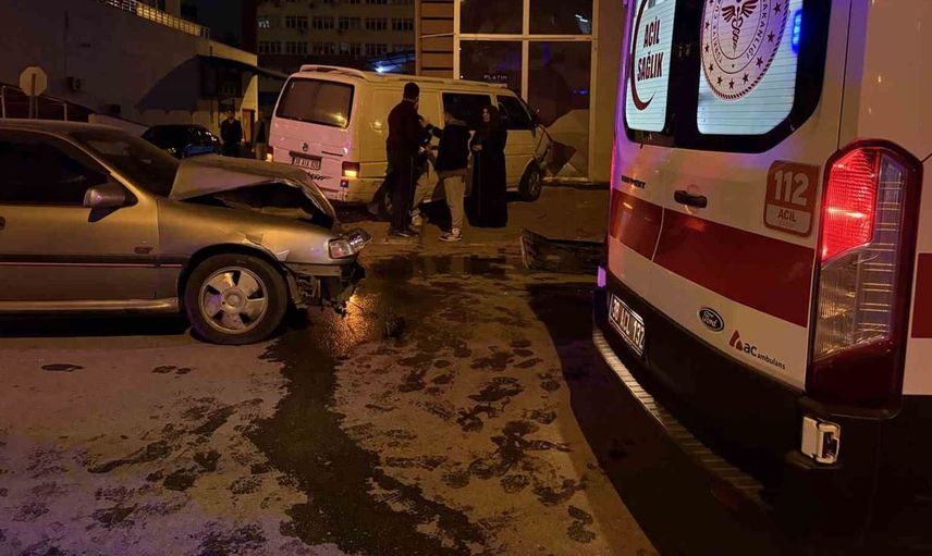 Kayseri'de trafik kazası: minibüs dükkanın camına çarptı, 2 yaralı