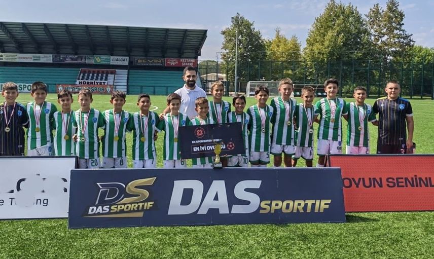 Balıkesir Büyükşehir Belediyespor U-11 şampiyonluğu kutluyor