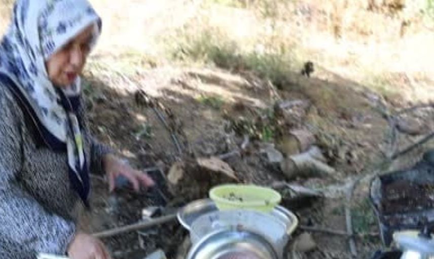 Saimbeyli'de satılamayan kirazlar geleneksel yöntemlerle kurutuluyor