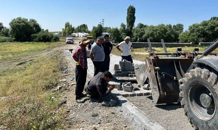 Üçpınar köyünde yollar parke taşlarıyla modernleşiyor