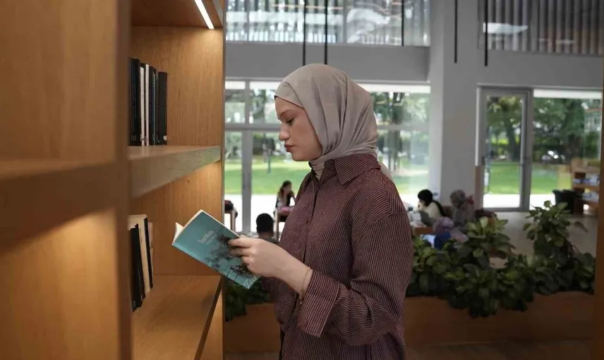 Türkiye derecesi yapan genç, kütüphanedeki başarısını paylaştı