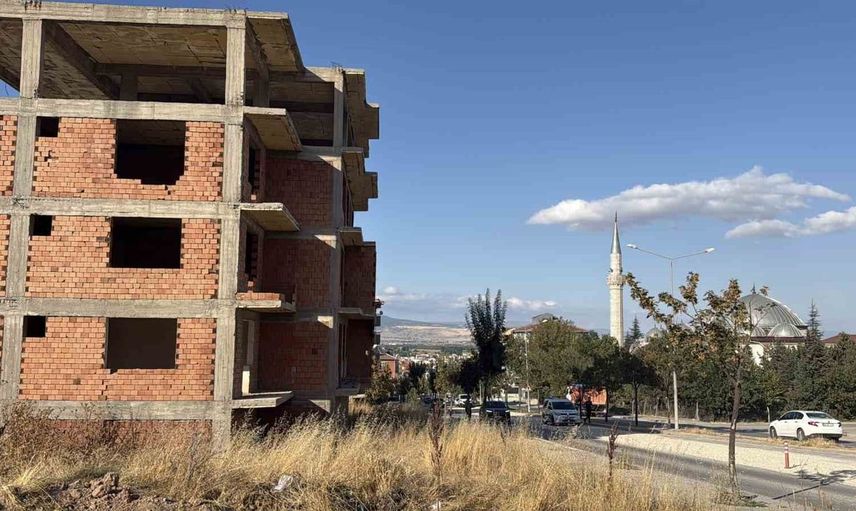Dördüncü kattan düşen işçi hastaneye kaldırıldı