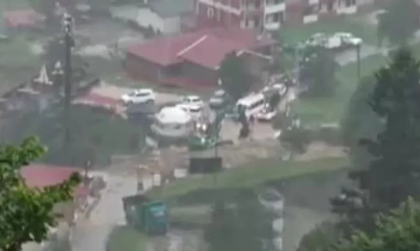 Uzungöl'de sağanak yağış nedeniyle ikinci taşkın: Turistler mahsur kaldı