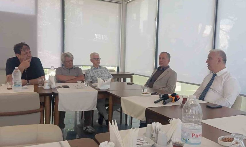 Bergama belediye başkanı tanju çelik, 19 meclis üyesi ile yeni partiye katıldı