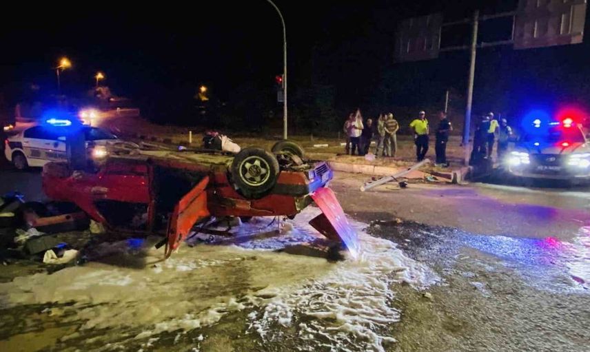 Tokat'ta trafik kazasında Tofaş otomobil ters döndü, 2 kişi yaralandı