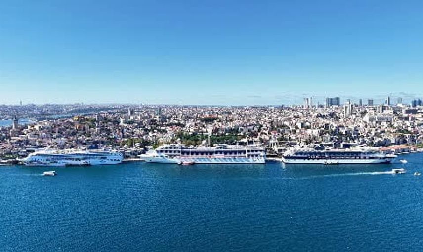 İstanbul Boğazı'na aynı anda yanaşan 3 kruvaziyer kentin siluetine renk kattı