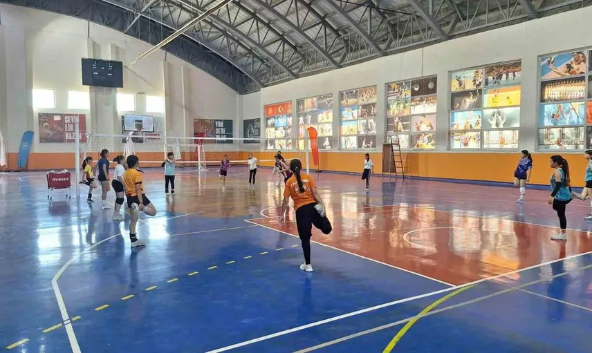 Bulanık'ta voleybol antrenmanları gençlerin ilgisini çekiyor