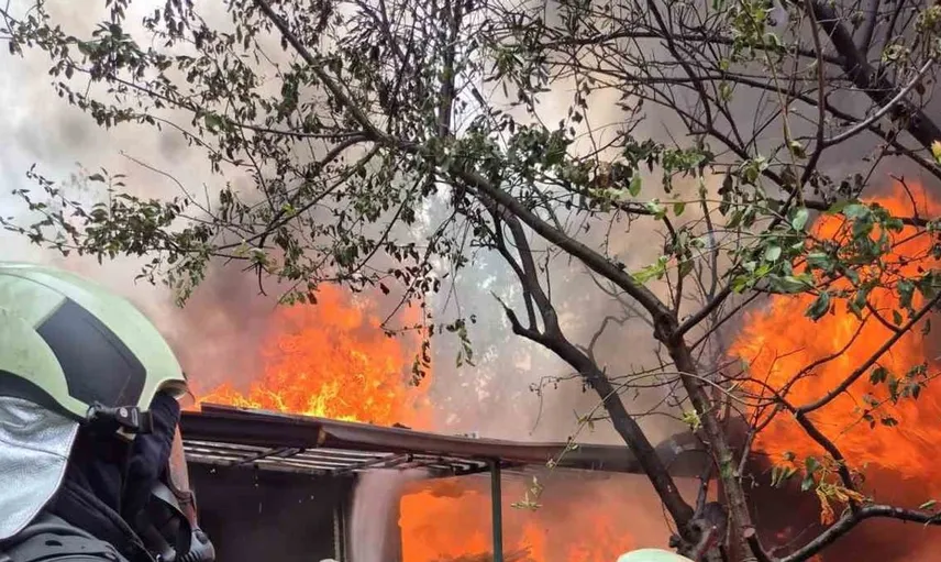 Yangında mahsur kalan engelli kadın itfaiye tarafından kurtarıldı
