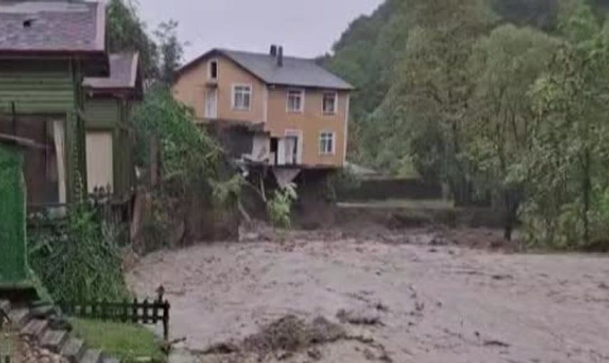 Sapanca'da aşırı yağışlar evin yıkılışını saniye saniye kaydetti