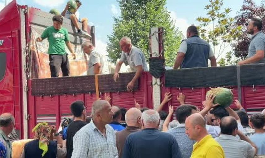 Zile'de geleneksel öşür karpuz dağıtımı yapıldı