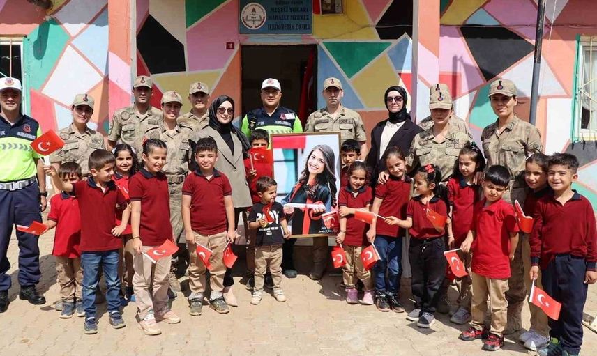 Batman jandarma ekipleri öğrencilerle buluştu: Şehit öğretmen unutulmadı
