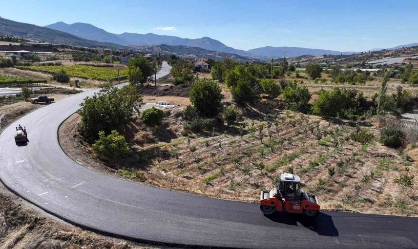 Sarıgöl'de ulaşım konforu artıyor: 6 kilometrelik yol sıcak asfaltla buluşuyor