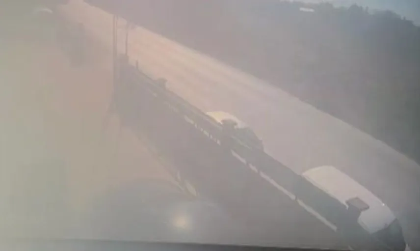 Arnavutköy’de kontrolden çıkan beton mikseri 4 araca çarptı