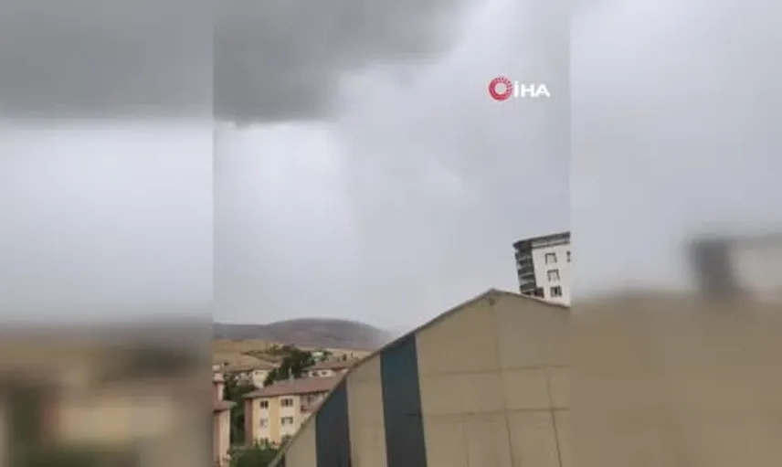 Siirt'te tarlaya yıldırım düşerken anlar kaydedildi