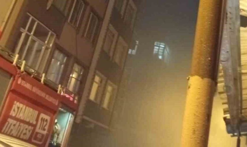 Küçükçekmece’de çatı katında çıkan yangında 1 kişi yaralandı