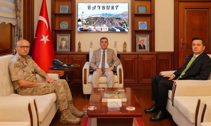 Bayburt'ta veda yemeği: Jandarma Albay Fatih Aslan yeni görevine uğurlandı