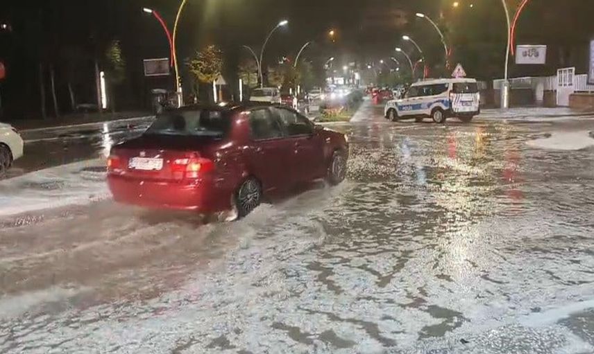 Bayburt’ta dolu ve sağanak, cadde ve sokakları etkiledi