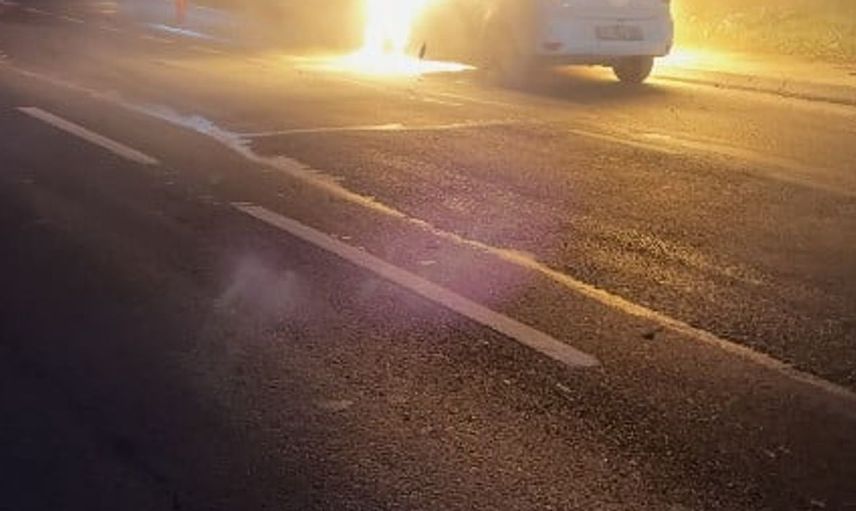 Sultangazi'de seyir halindeki otomobil alev aldı: Yangın anı görüntülendi