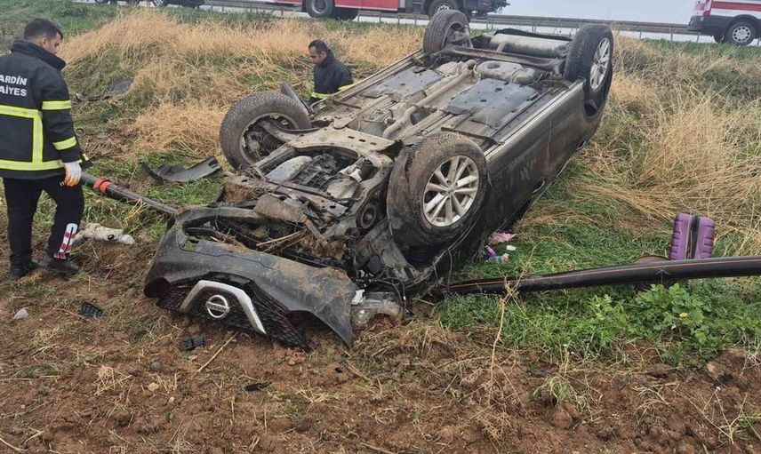 Mardin'de kaza: Şarampole devrilen otomobilden 3 kişi yaralı