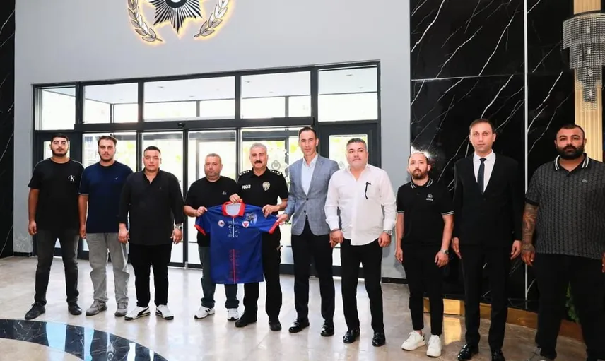 Mersin emniyet müdürü, spor güvenliği için taraftarlarla bir araya geldi