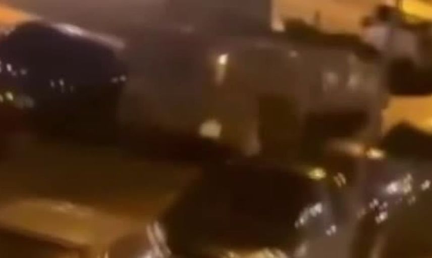 İngiltere'de askeri üste alkollü askerler zırhlı araçla park halindeki araçlara çarptı