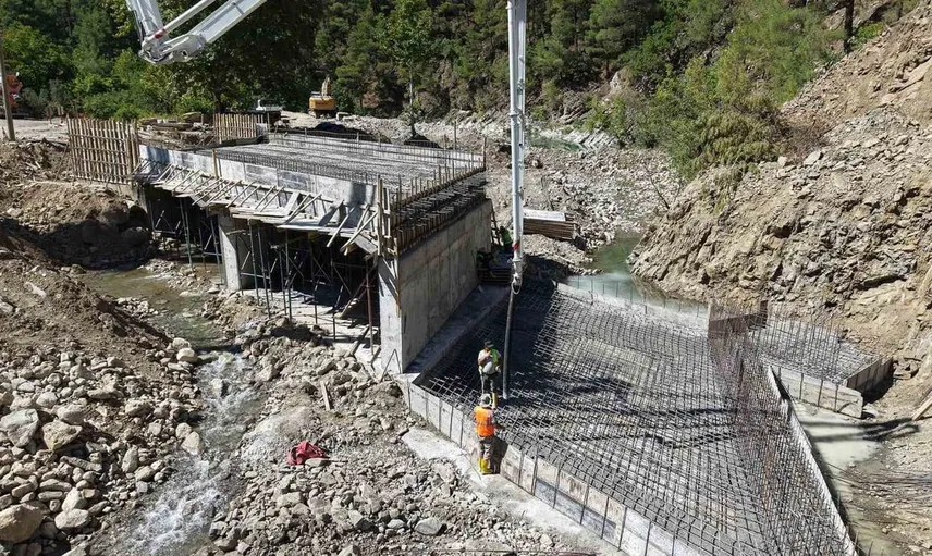 Andırın'da yeni köprüyle ulaşımda devrim: Eski köprü yıkıldı, yerini modern bir yapı alıyor