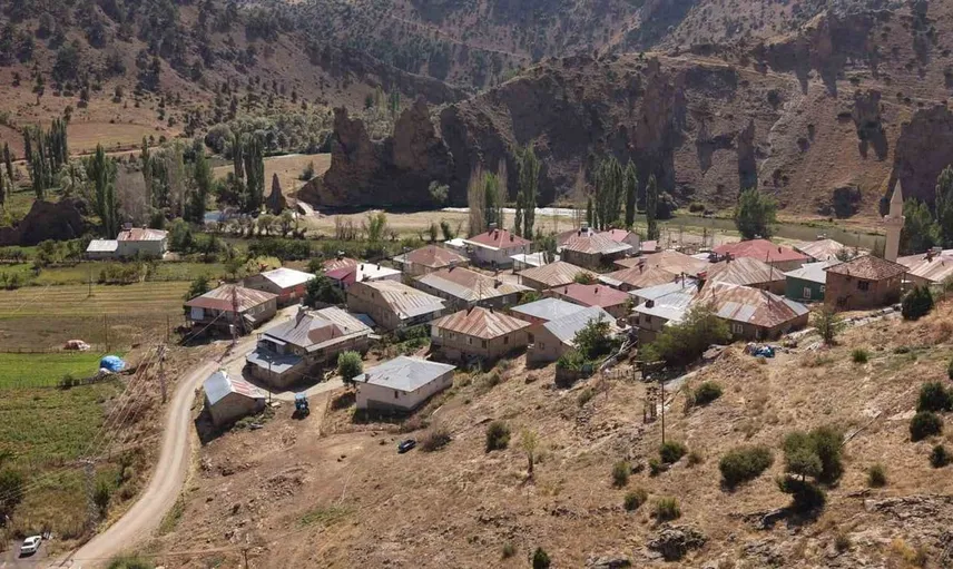 Tufanbeyli'deki kayalıklar doğanın ve tarihin izlerini saklıyor